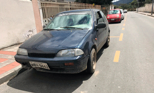 sr.Loja . Este Suzuki de color azul oscuro de propiedad de uno de los controladores del Simert permanece sin tarjeta.