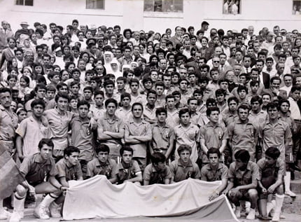 ACOGIDA. Las autoridades de Loja reciben a los estudiantes en el ingreso al palacio de Carondelet.
