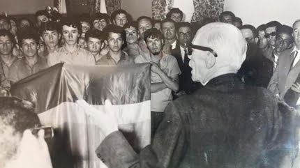 LLEGADA. Los estudiantes del Bernardo Valdivieso en el salón Amarillo de la Presidencia, son recibido por el presidente de Ecuador Velasco Ibarra.