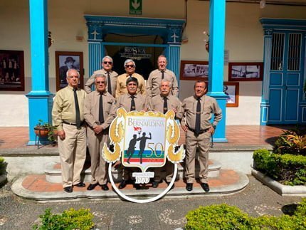 REENCUENTRO. Primera fila Emiliano Torrres, Hernan Freire, Victor Ruiz, Cesar Jaramillo, Marco Carpio Jaramillo. Segunda Fila Ramiro Cueva, Manuel Tandazo y Camilo Borrero.